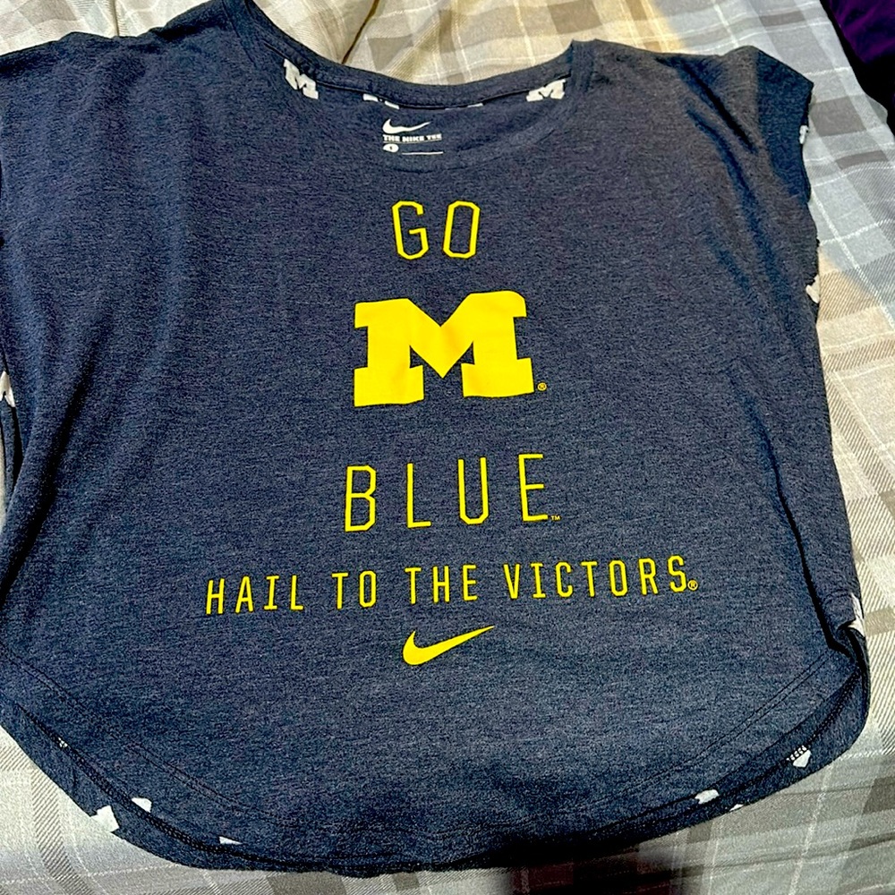 Loose fit Nike tee. Go Blue